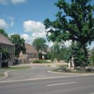 Der Dorfplatz - Blick Richtung Mühlberger Straße.