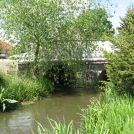 Blick auf die Kleine Röder mit Grimmerdorfbrücke