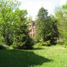 Die ehemalige Schule von Kröbeln (erbaut 1904) - Blick vom alten Friedhof